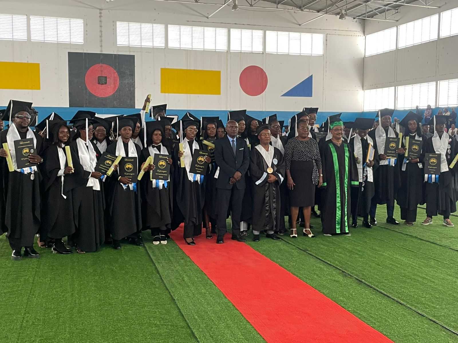 OUTORGA DIPLOMAS DE CONCLUSÃO DE CURSO A 243 LICENCIADOS DO IPO-UMN